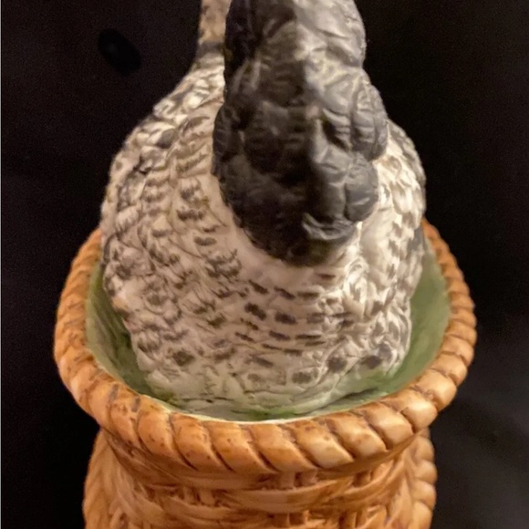 Ceramic Hen and Eggs on Basket 🎶 Music Box -Plays Farmer In The Dell Song 👩‍🌾 - Picture 4 of 5